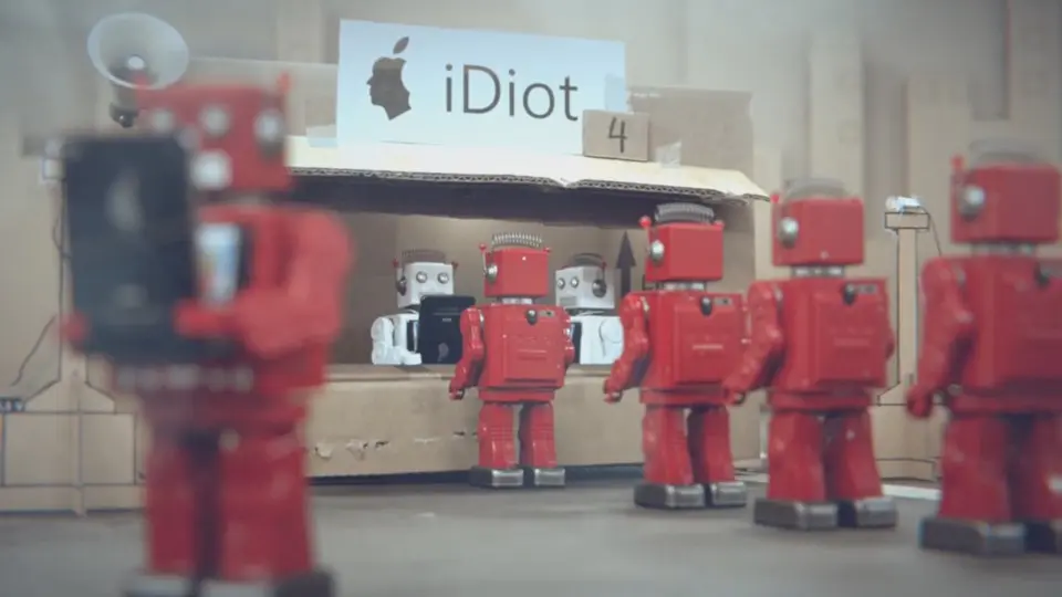iDiots, el cortometraje que satiriza la obsolescencia programada
