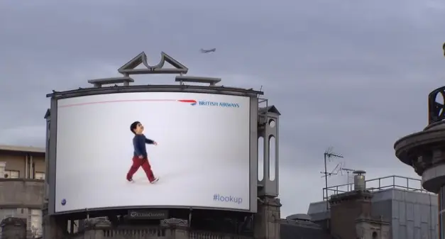 Las vallas publicitarias de British Airways que interactúan con los aviones