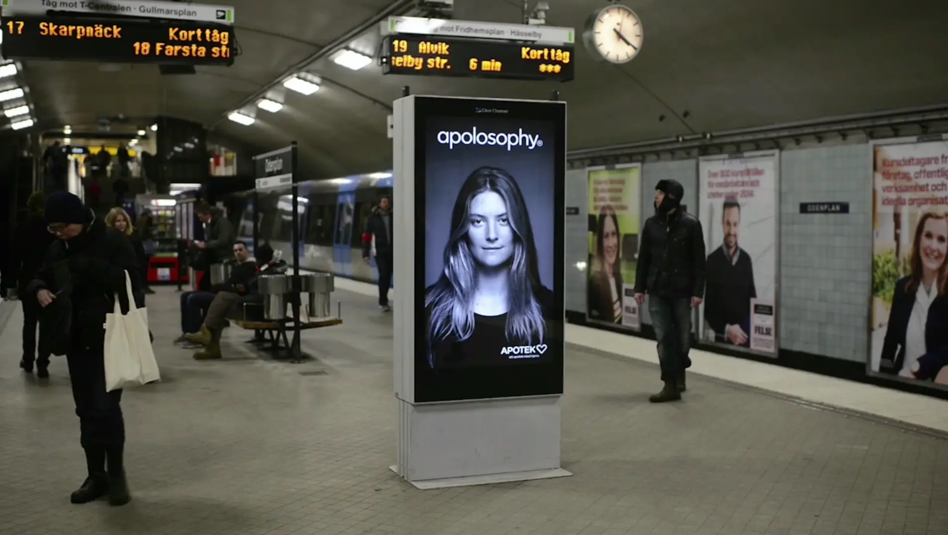 Una mujer con melena al viento atrae las miradas en el metro de Suecia