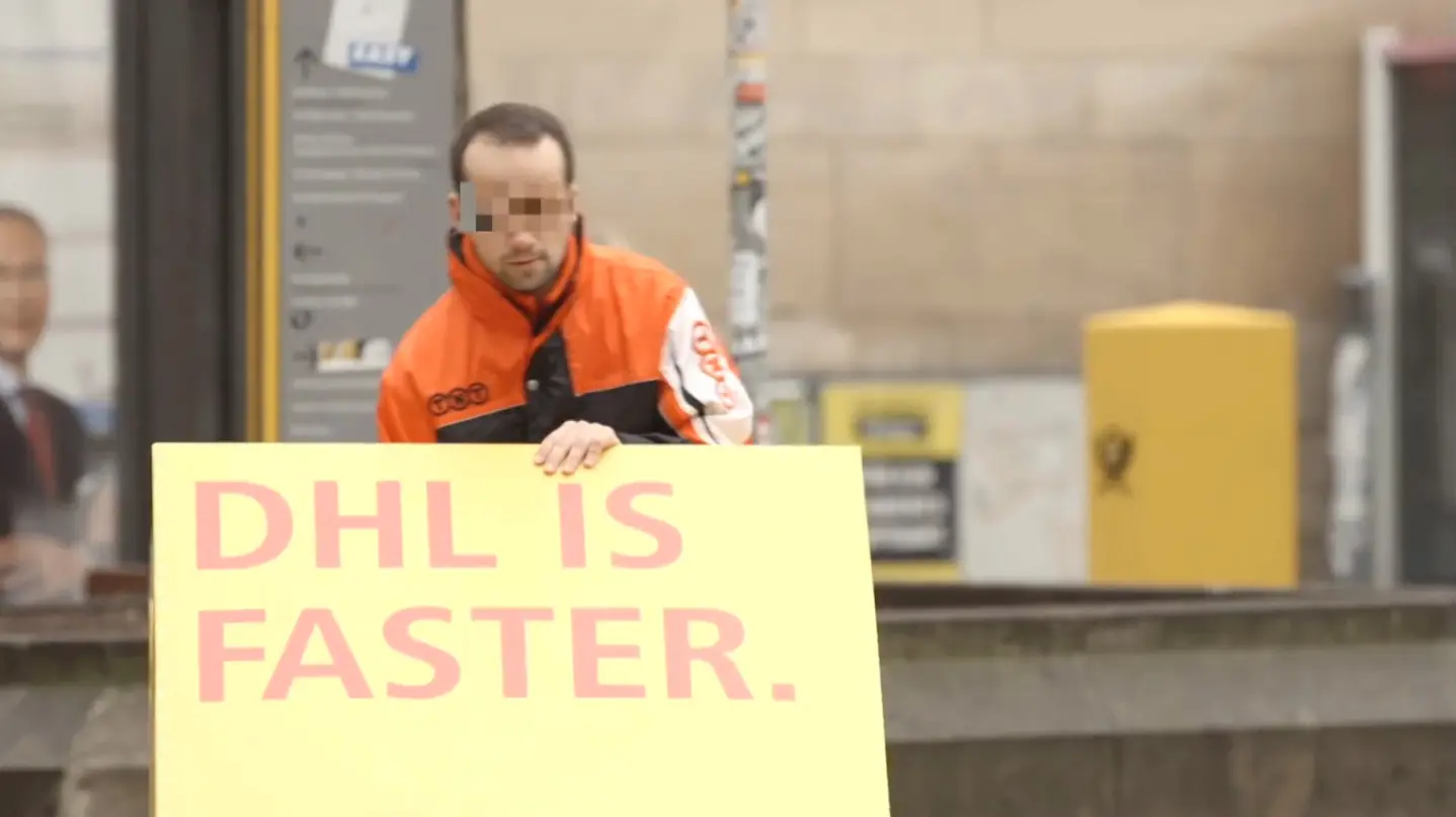 DHL se burla retorcidamente de su competencia con una genialidad publicitaria