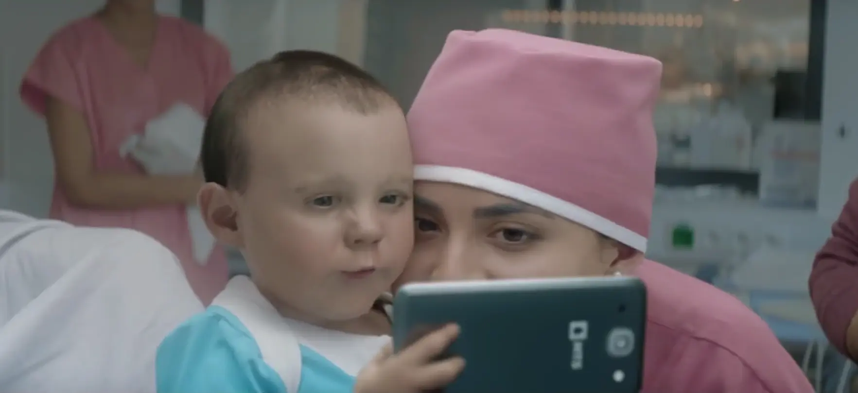 Un bebe que se saca selfies nada más nacer, el anuncio de MTS que no te dejará indiferente