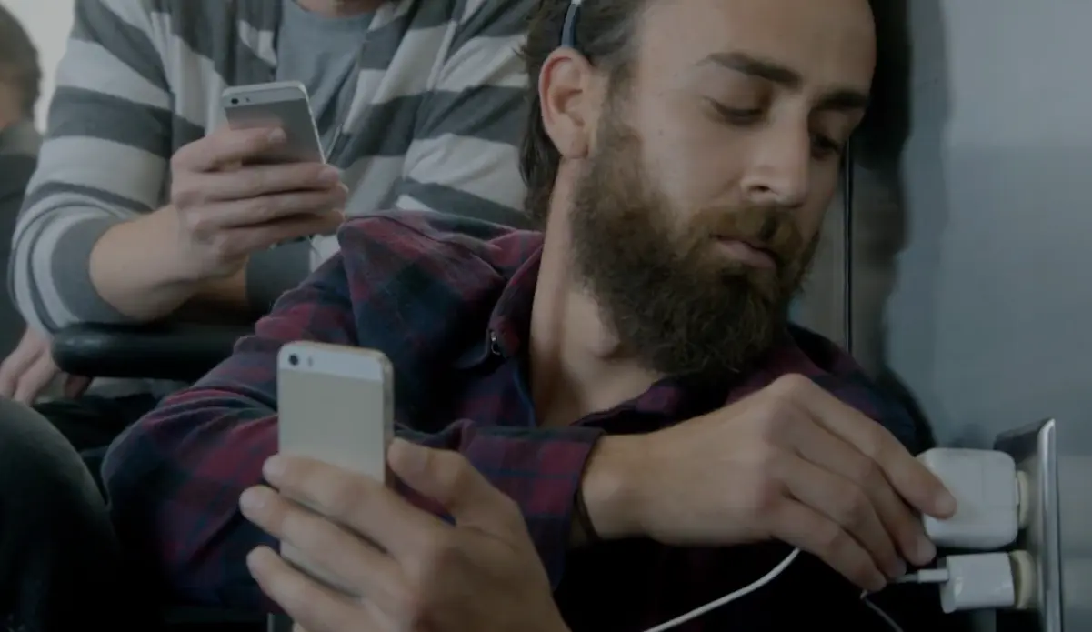 Samsung vuelve a ridiculizar a Apple en su nuevo spot del Galaxy S5