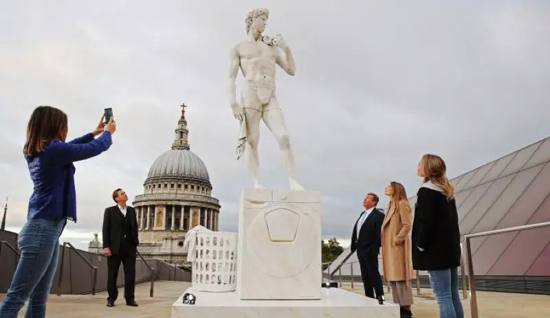 Samsung también hace lavadoras: El Pensador de Rodin y David de Miguel Ángel lo saben