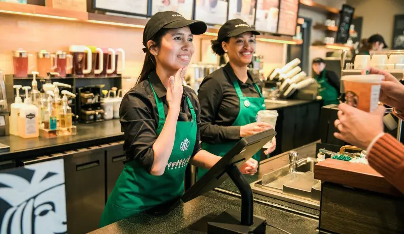 Starbucks abre su primera cafetería adaptada a personas con discapacidad auditiva