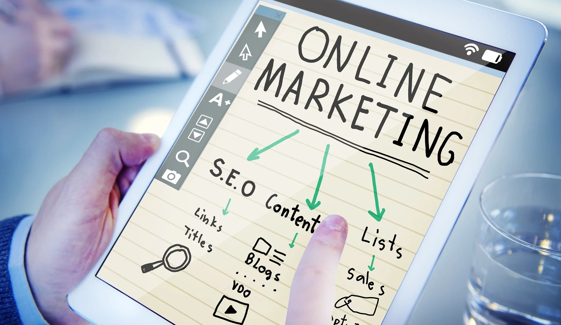 Hombre con tablet seo y online marketing.